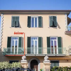 Via Colombo , Marina di Massa Italia